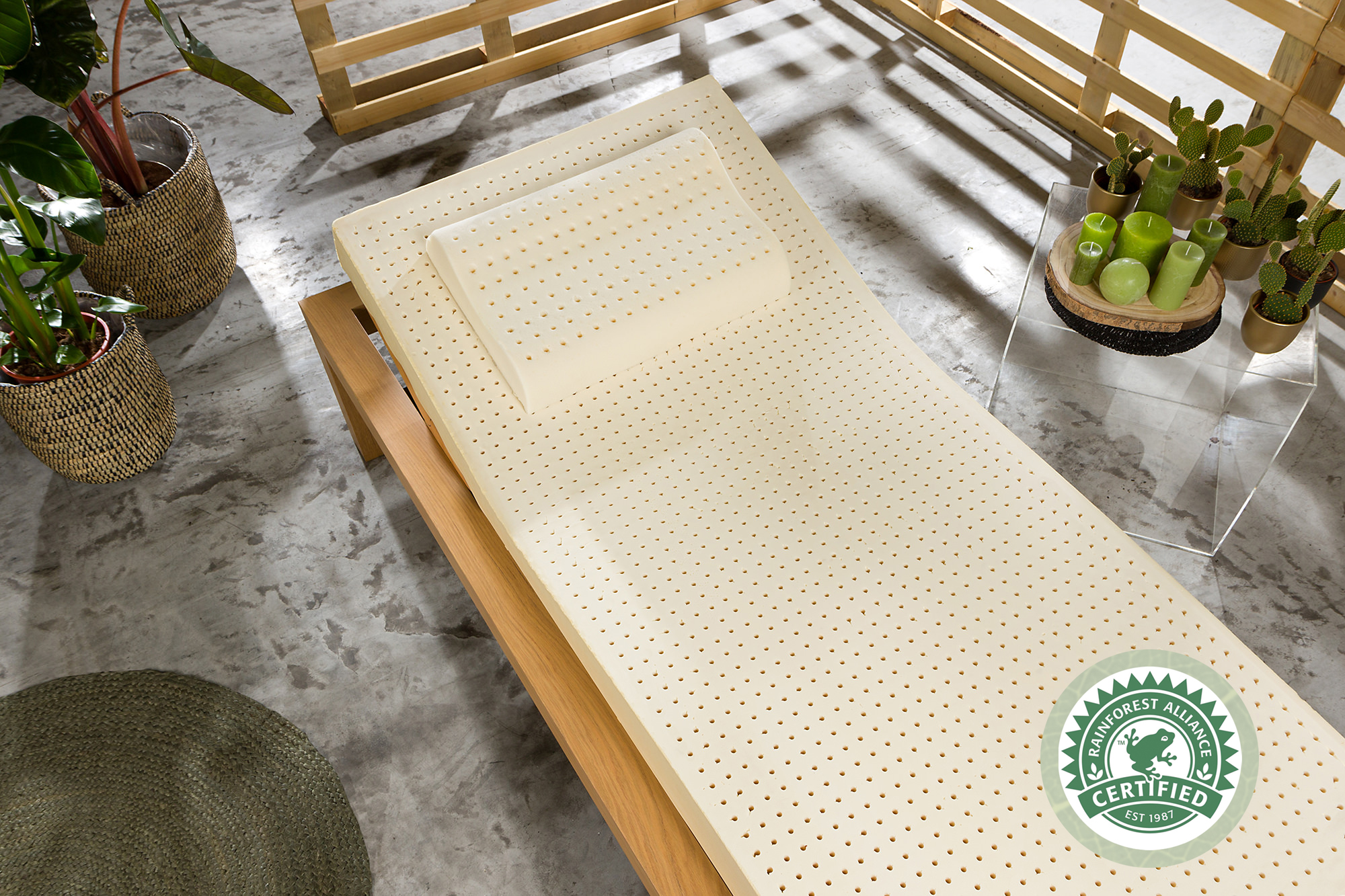 Fotografia produktu: Novaya Latexový matrac BASIC 100% prírodný (nezónový) Rozmer: 200x90, Poťahová látka: Medicott Silver (prémiový poťah), Tvrdosť matraca: Stredne Tvrdý (75 kg/m3)